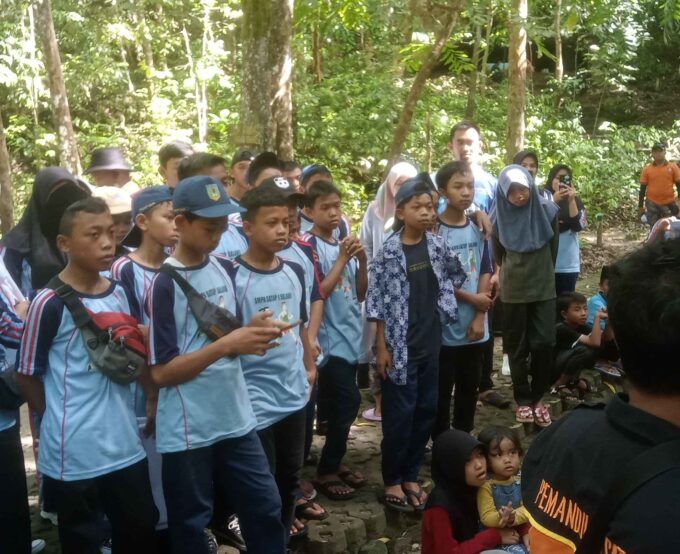 Menggali Budaya Lokal: Perjalanan Pendidikan di Situs Bersejarah di Pantai Pangandaran