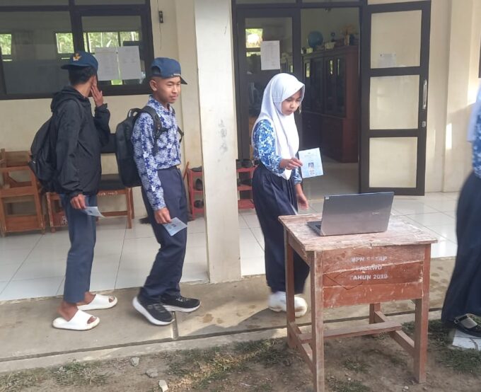 Transformasi Digital SMPN Satu Atap 1 Salawu: Tingkatkan Kedisiplinan Siswa Lewat Presensi QR Code dan RFID